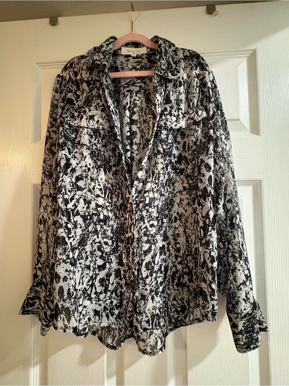 Two by Vince Camuto Black and White Abstract Print Button-Down Top
